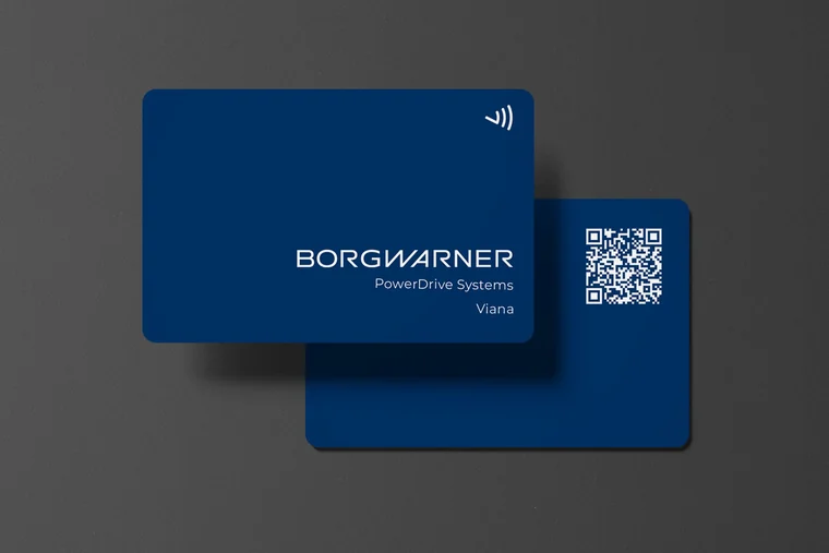Cartão NFC produzido para a BorgWarner PowerDrive Systems: a frente com o logótipo e o símbolo NFC, o verso com o QR Code impresso