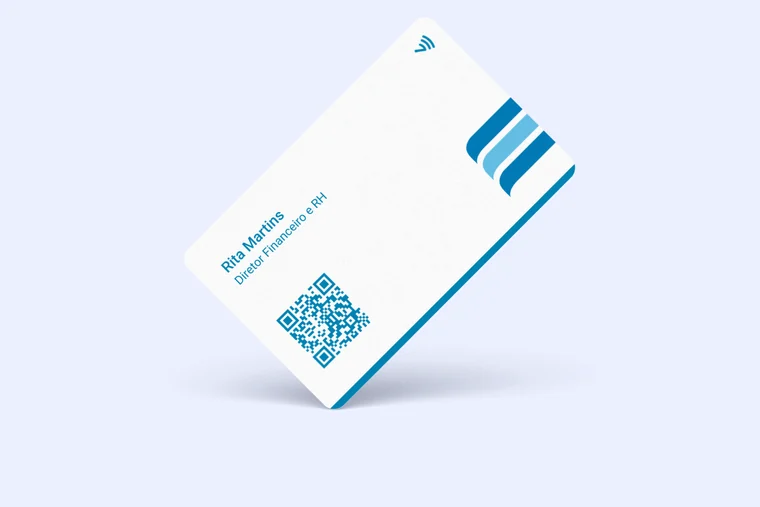 Verso do cartão NFC da Fernando Martins, com nome, função e QR Code
