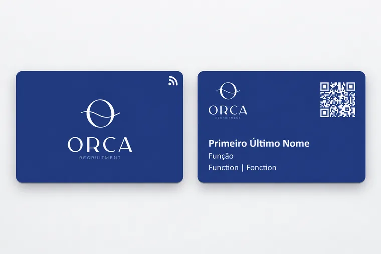 Cartão NFC da Orca Recruitment, frente com o logótipo e verso com nome, função e QR Code