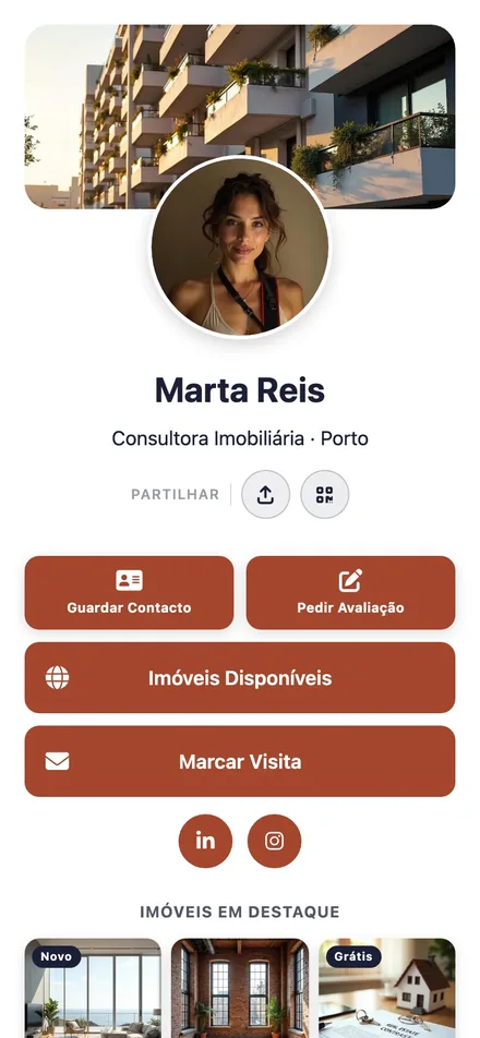 Perfil digital de Marta Reis, consultora imobiliária, no telemóvel